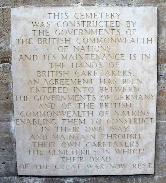 Gedenktafel englisch - britischer Soldatenfriedhof.