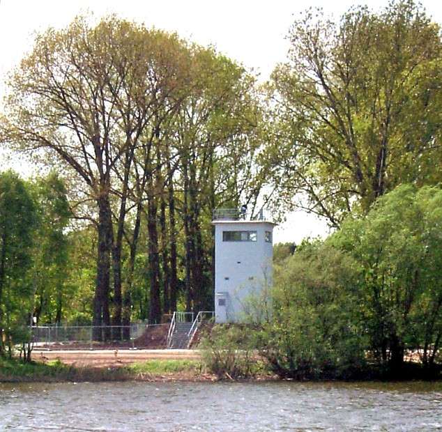 Grenzturm der ehemaligen DDR am Havelufer, Richtung Nieder Neuendorf.