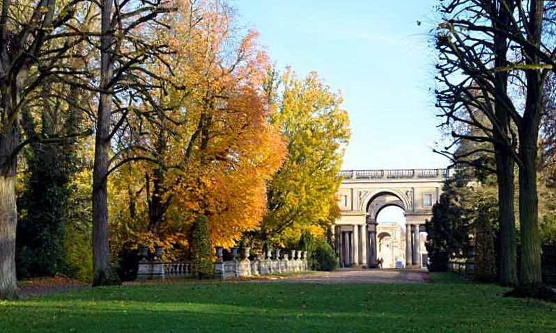Blick zum Seiten-Doppelportal der Orangerie-Schlossanlage.