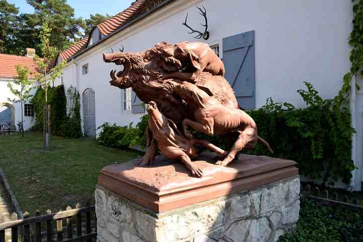 Skulptur Jadzene - Hundemeute mit Wildschwein.