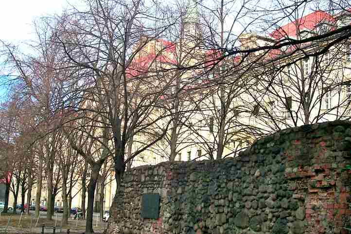 Mittelalterliche Berliner Stadtmauer und Landgericht.