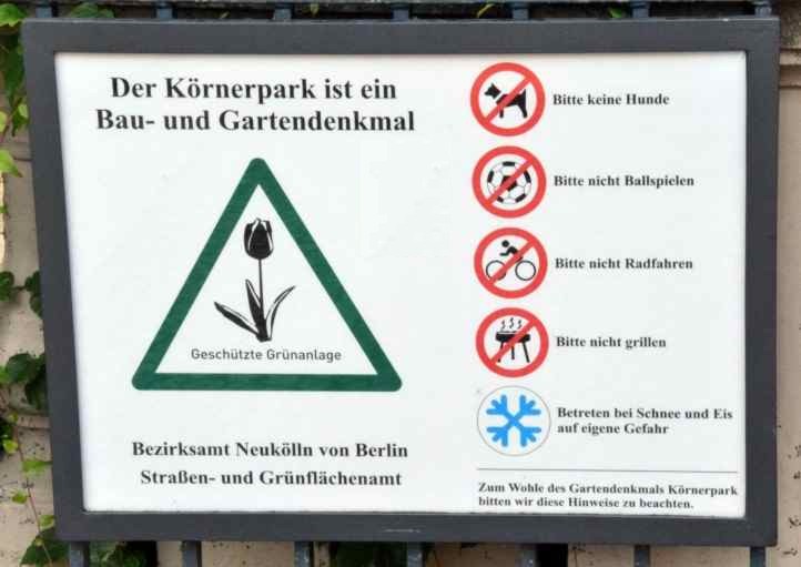 Hinweisschild im Körnerpark Neukölln.