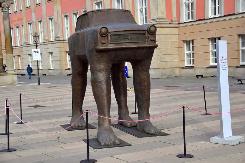 Trabant auf vier Beinen - Kopie aus dem Garten der deutschen Botschaft in Prag.