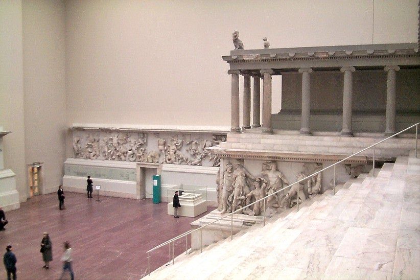 Auf der Treppe des Pergamonaltars im berliner museum.