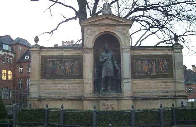 Denkmal: Friedrich Wilhelm Ernst Albrecht von Graefe an der Charité 