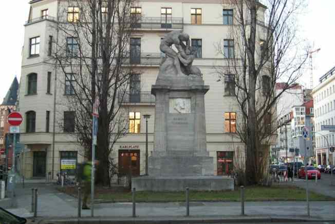 Virchow Denkmal auf dem Karlplatz in Berlin Mitte