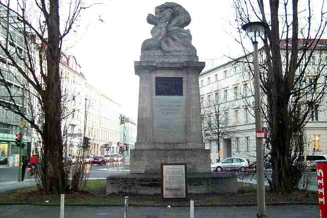 Virchow Denkmal auf dem Karlplatz in Berlin Mitte - Rückseite