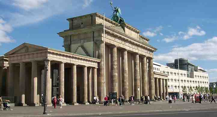 Brandenburger Tor und Botschaft der USA - Sicht vom Platz des 18. März