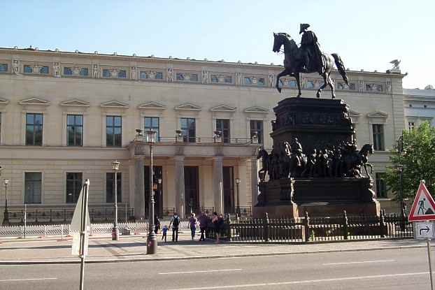 Das Kaiserpalais und Standbild Friedrich des Großen