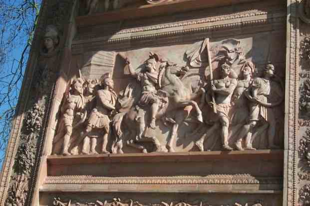 Relief am Triumphtor des Weinberggartens in Potsdam