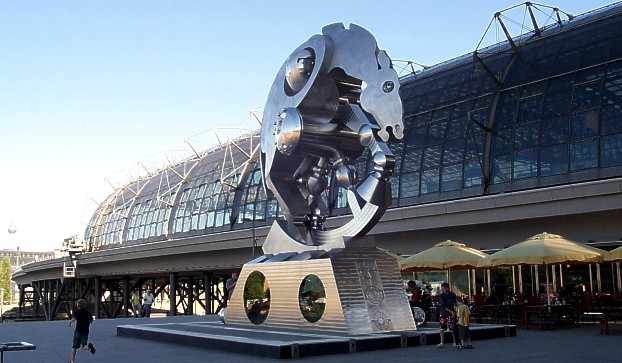 Skulptur Rolling Horse am Hauptbahnhof Berlin