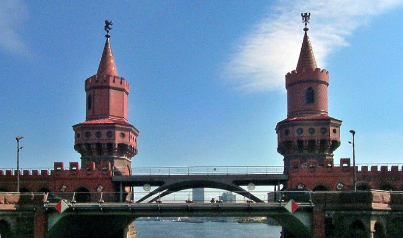 Trme der Oberbaumbrcke mit neuem Mittelteil.