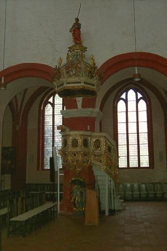Die Kanzel im Kirchenschiff St. Peter und Paul