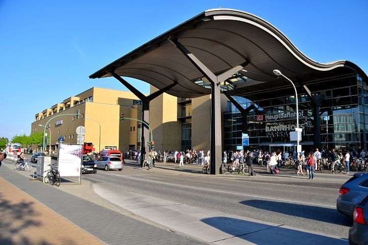 Hauptbahnhof Potsdam - Rückfront - mit Eingang zu den Bahnhofspassagen.