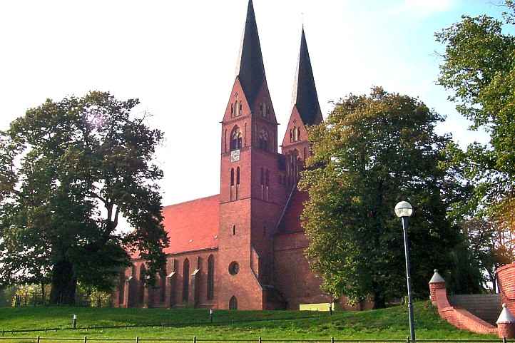 Klosterkirche Sankt Trinitatis am Ufer des Ruppiner Sees.