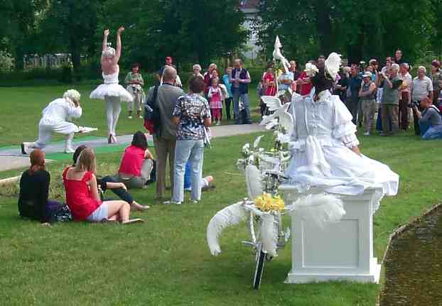 Theatergruppe mit Vorführungen im Schlosspark zur Landesgartenschau