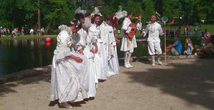 Theatergruppe mit Vorführungen im Schlosspark zur Landesgartenschau