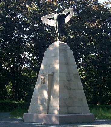 Otto Lilienthal Denkmal in Berlin-Steglitz, Bkestr. 14a 