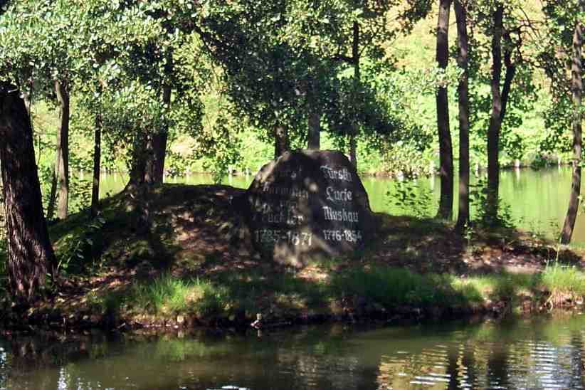 Grabstein für Fürstin Lucie und Fürst von Pückler - Seepyramide, Park Branitz.