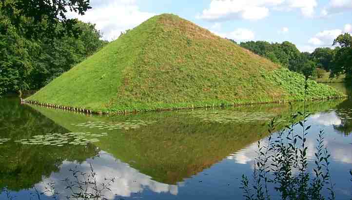 Pyramiden-Grabmal Fürst Pückler Muskau und seiner Frau Lucie