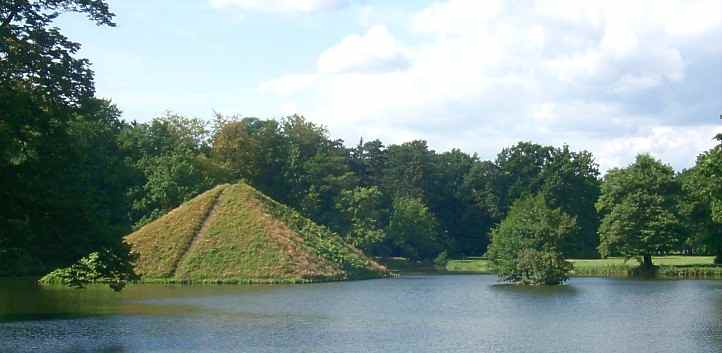Tumulus - Pyramide im Pyramidensee