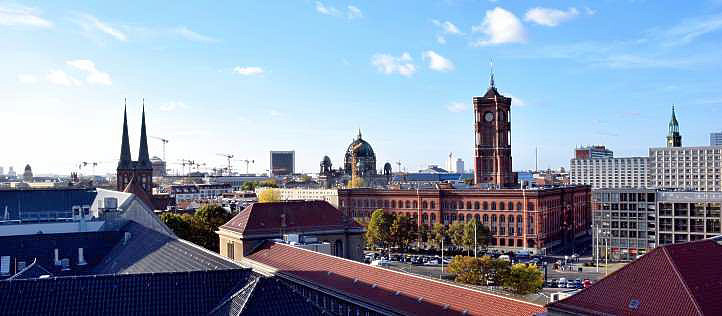 Blick vom Turm der Parochialkirche in Berlin.