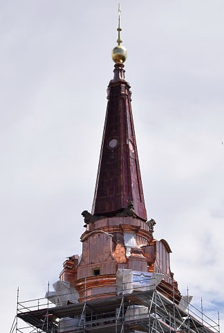 Neue Kirchturmspitze auf dem Turm der Parochialkirche in Berlin-Mitte