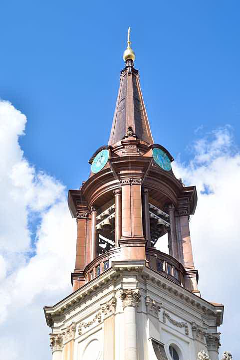 Neue Turmspitze der Parochialkirche in Berlin-Mitte.