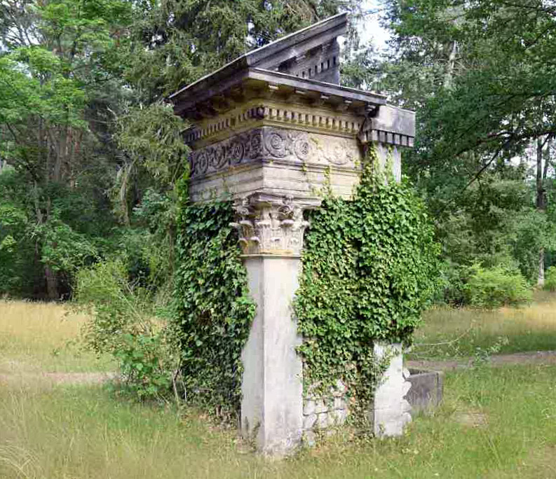 Jacobsbrunnen als Tempel-Ruine im Park der Pfaueninsel.