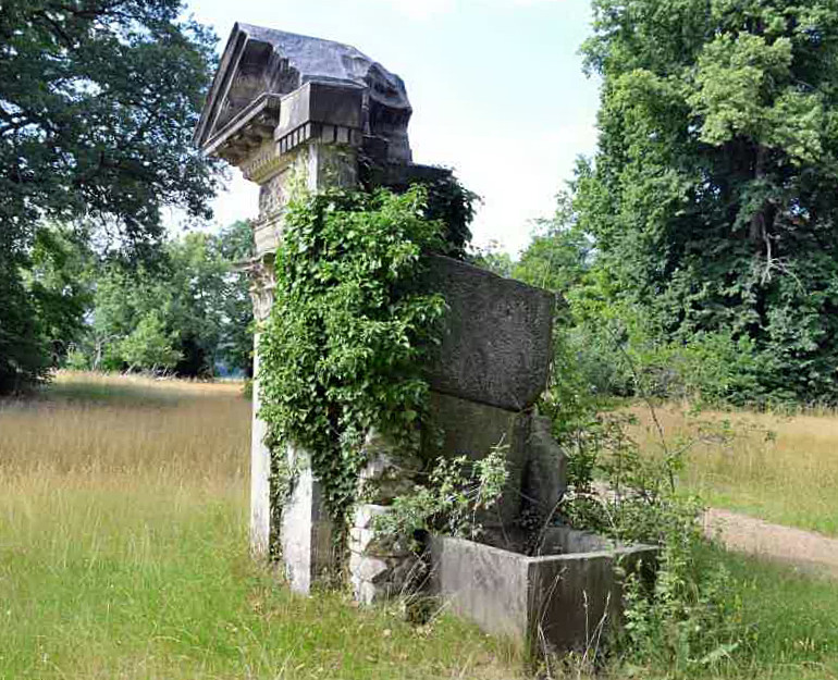 Jacobsbrunnen als Tempel-Ruine im Park der Pfaueninsel.