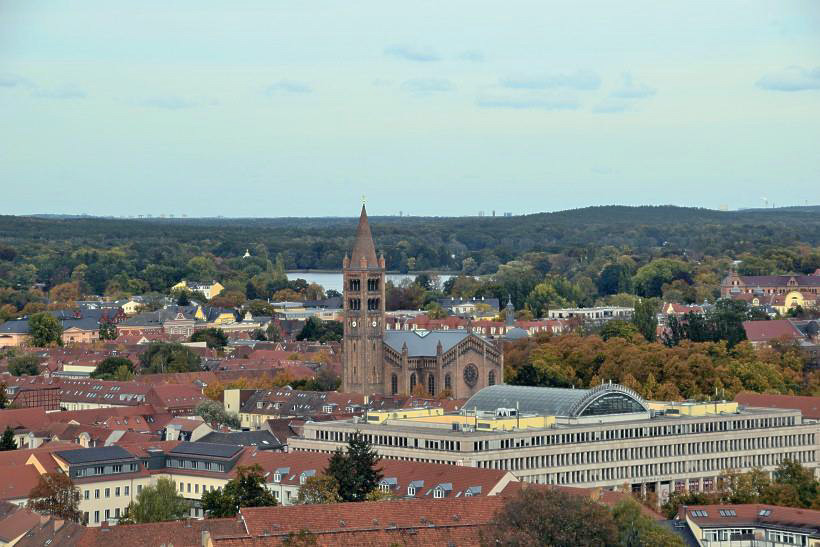 Blick zur St. Peter und Paul Probsteikirche - Bassinplatz Potsdam.