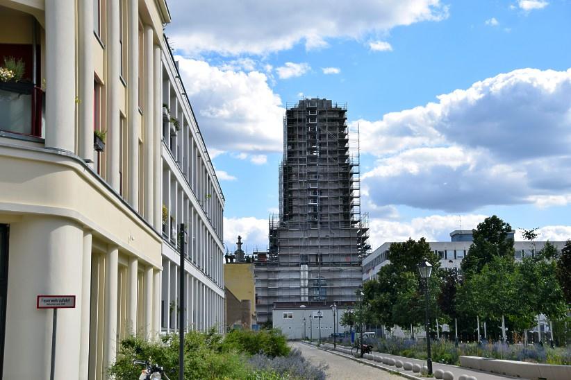 Blick von der Yorckstraße zum Neuaufbau des Turms der Garnisonkirche.