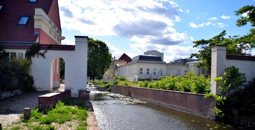 Alte historische Stadtmauer am Kellertor vom Alten Stadtkanal Potsdam.
