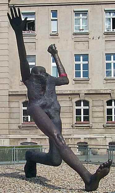 Skulptur Jahrhundertschritt im Hof des Kutschstalles - Neuer Markt / Potsdam. 