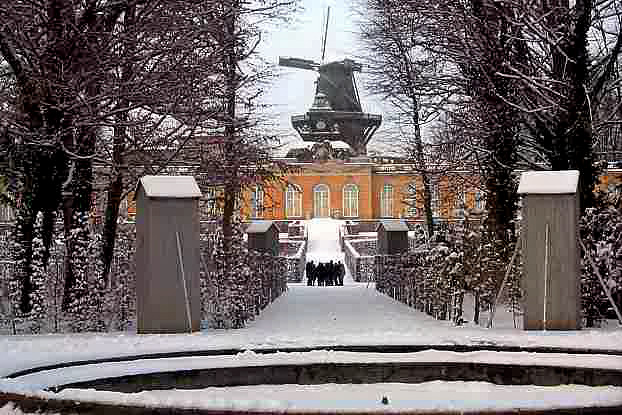 Neue Kammern mit historischer Windmühle im Winter.