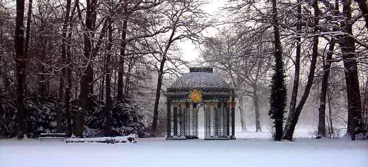 Sonnen-Gitterpavillon im Winter des Parks Sanssouci.
