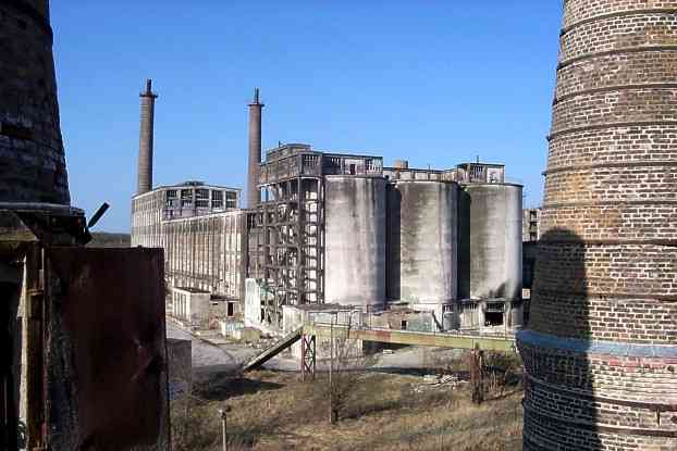 Alte Fabrikanlage der Zementproduktion.