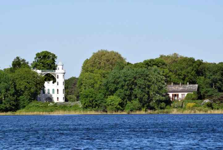 Schloss und Kastellanhaus Pfaueninsel.