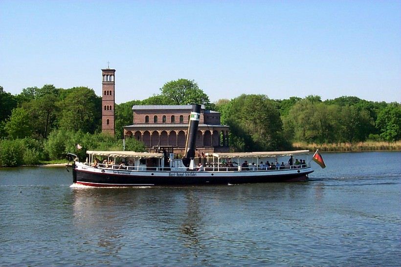 Historisches Dampfschiff "Sachsenwald" am Port von Sacrow.