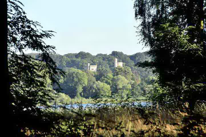 Sichtbeziehung durch den Schlosspark Sacrow zum Schloss Babelsberg.