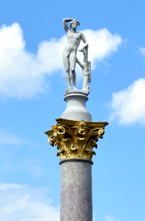 Apollo auf 11 Meter hohe Säule im Gartenpaterre von Sanssouci.