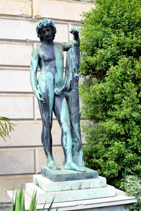 Bronzeskulptur vor Futtermauer - Sizilianischer Garten - Sanssouci.