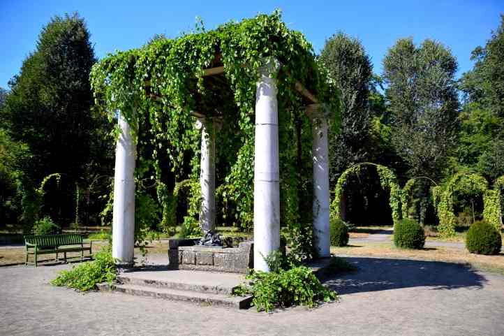 Stibadium mit Brunnen im Hippodrom Park Sanssouci.