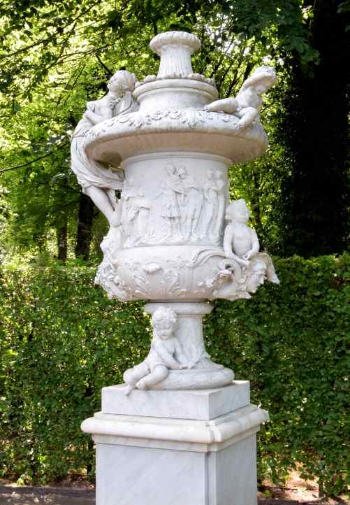 Corradini-Vase oder Üppichkeitsvase in Sanssouci.