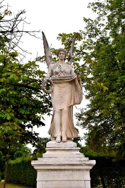 Skulptur Fliegende Viktoria im Gartenpaterre des Neues Palais.