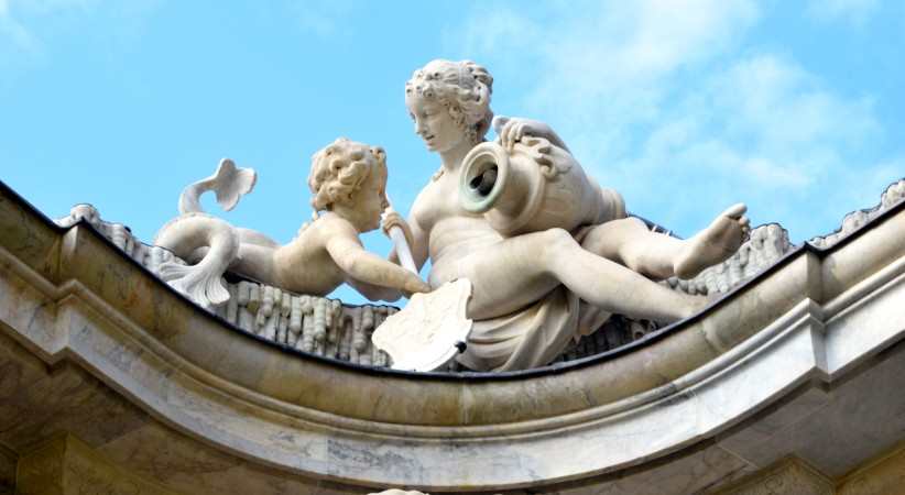 Najade mit Füllhorn und Putte auf der Neptungrotte in Sanssouci.