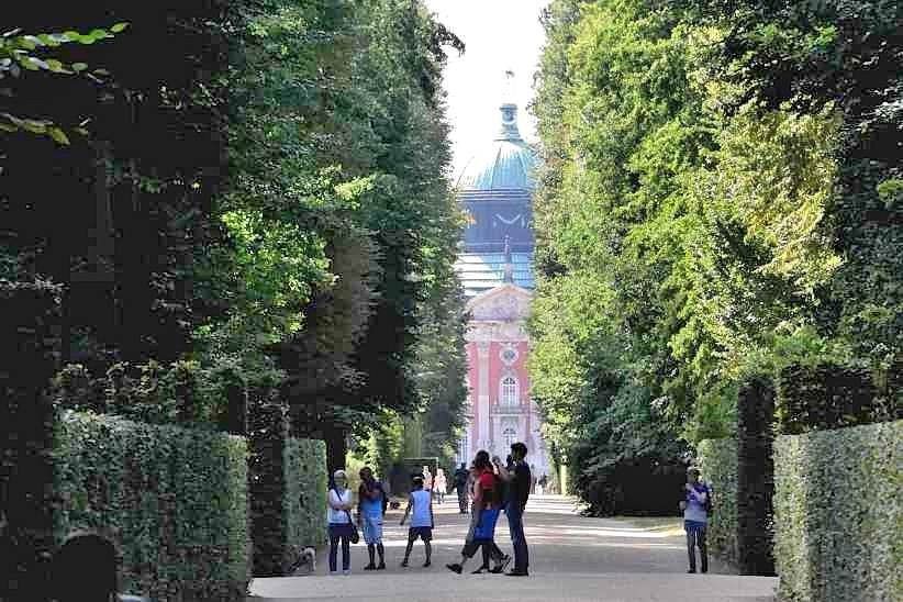 Blick durch die Hauptallee im Park Sanssouci zum Neuen Palais.