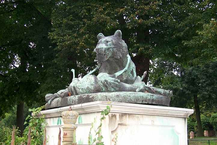 Löwin mit erlegtem Rehbock, Maulbeerallee - Sanssouci. 