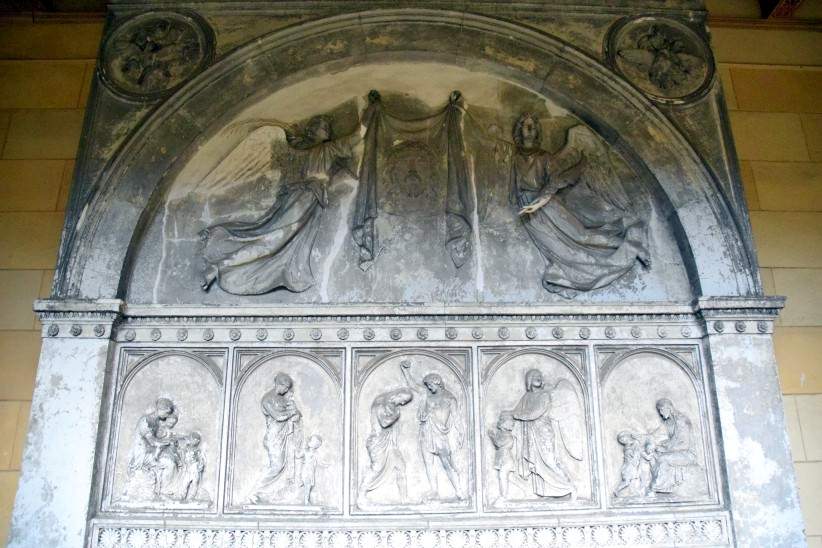 Im Kreuzgang Wandrelief, Jesu Taufe sowie Christus und den Kindern.