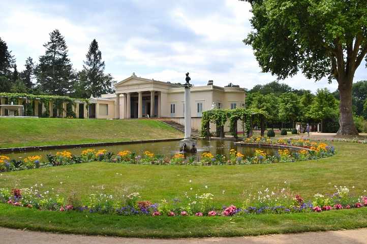 Schloss Charlottenhof im Park von Sanssouci - Potsdam.